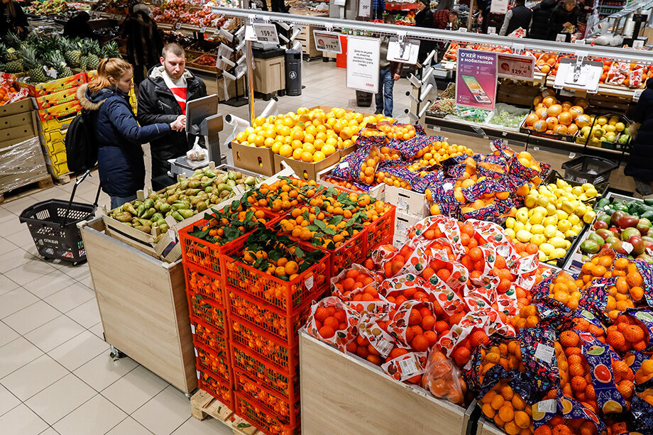 Из-за резкого роста стоимости продуктов россиянам придётся прилично потратиться, чтобы накрыть традиционный новогодний стол. Фото: Артём Геодакян/ТАСС