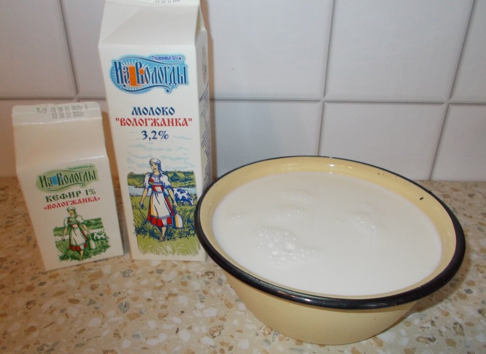 Фото автора. В миске молоко с кефиром.