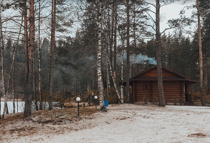 На Руси парную оснащали окнами. Это было необходимо для залпового проветривания - открывали окно в парной и дверь в баню. Фото с сайта Pixabay, используется бесплатно по лицензии Simplified Pixabay License 