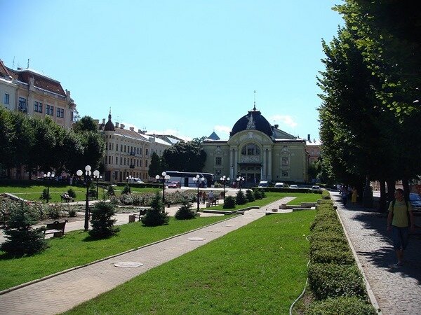 Ухоженные города притягивают людей. Ссылка на фото https://goo.su/9g4K.