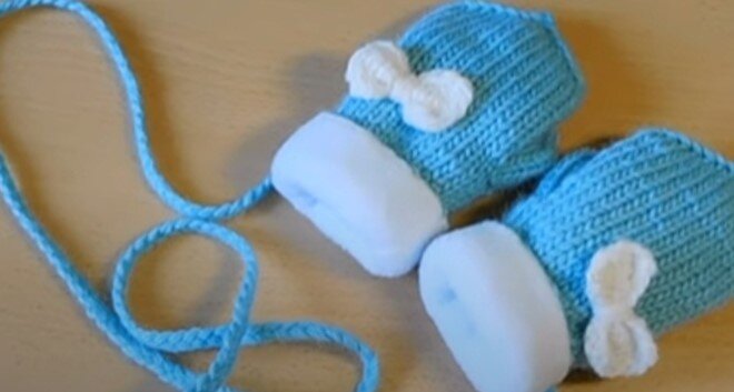 Вязание спицами варежки для новорожденных малышей - видео