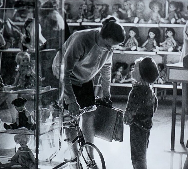 Выбор небогатый, но мы могли купить любую игрушку, а за их соответствием психологическому и физическому здоровью детей следили.