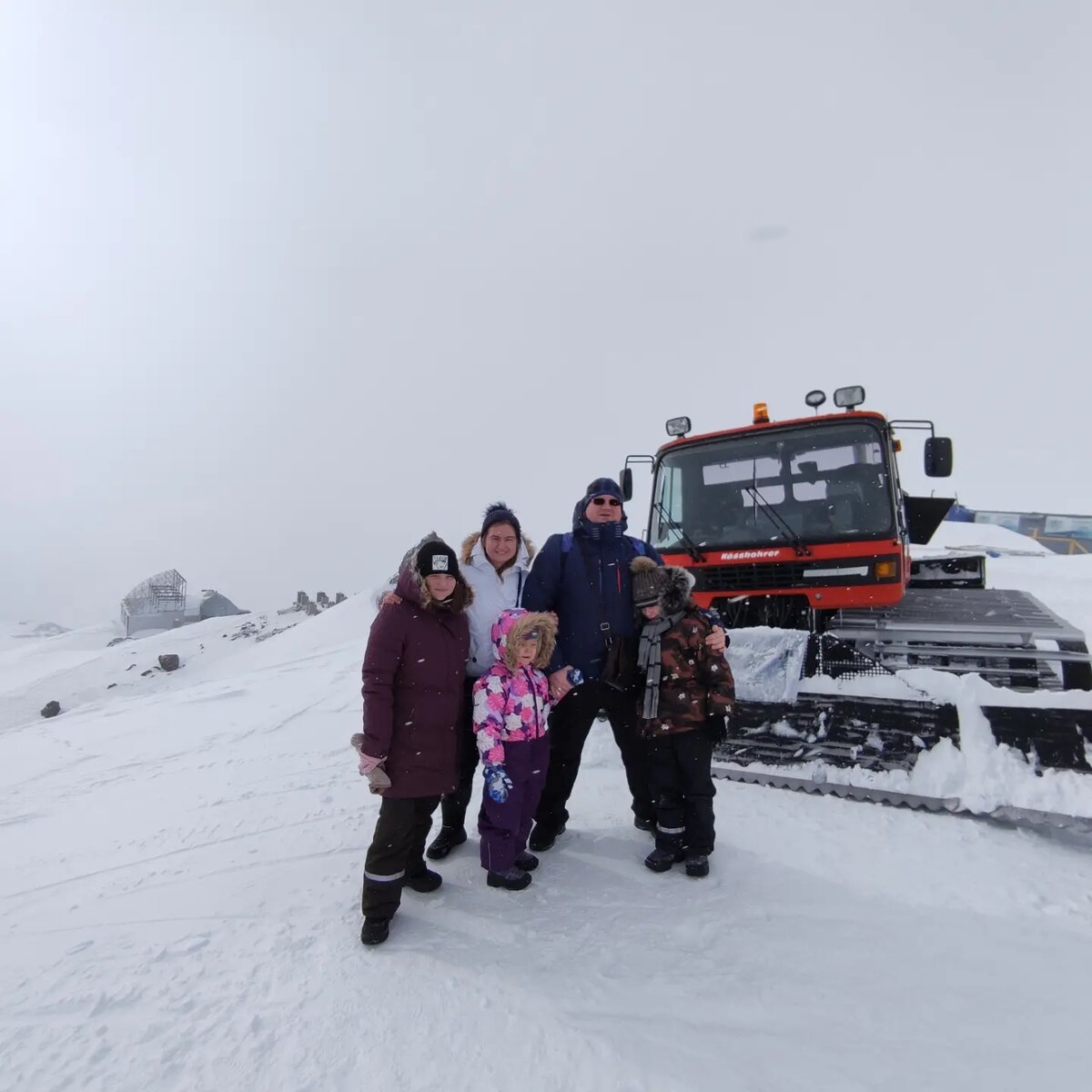 Мы на высоте 4200 м на фоне трактора, котрый нас привёз.