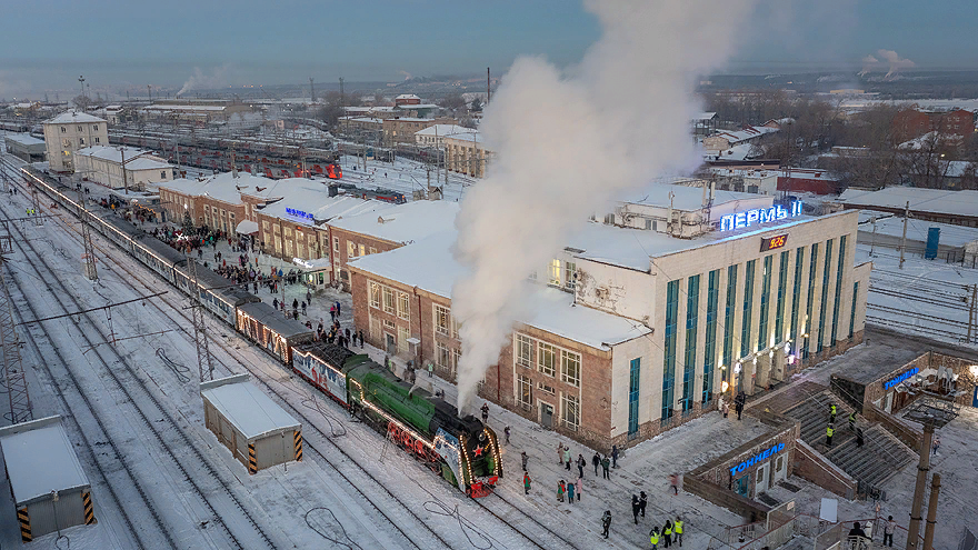 Фото поезда Деда Мороза на ж/д станции.