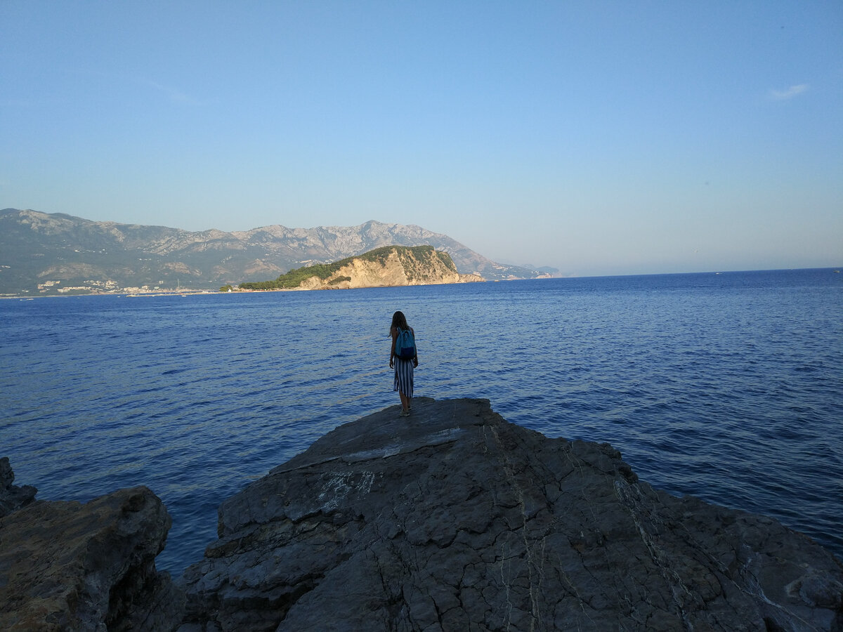 Будва слева, а впереди островок, куда можно добраться на лодке в поиске более чистого и уединенного пляжа