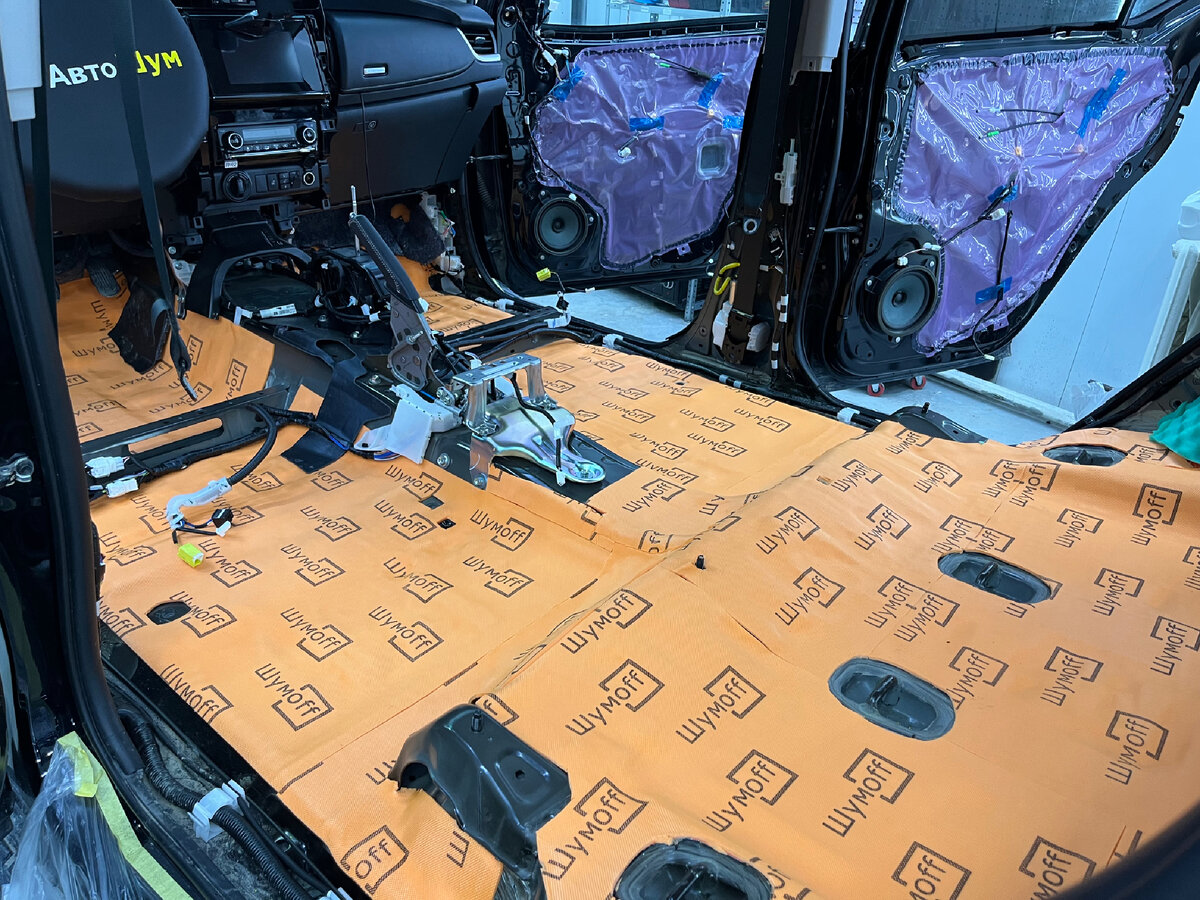 Вырезаем все отверстия под крепления и болты 