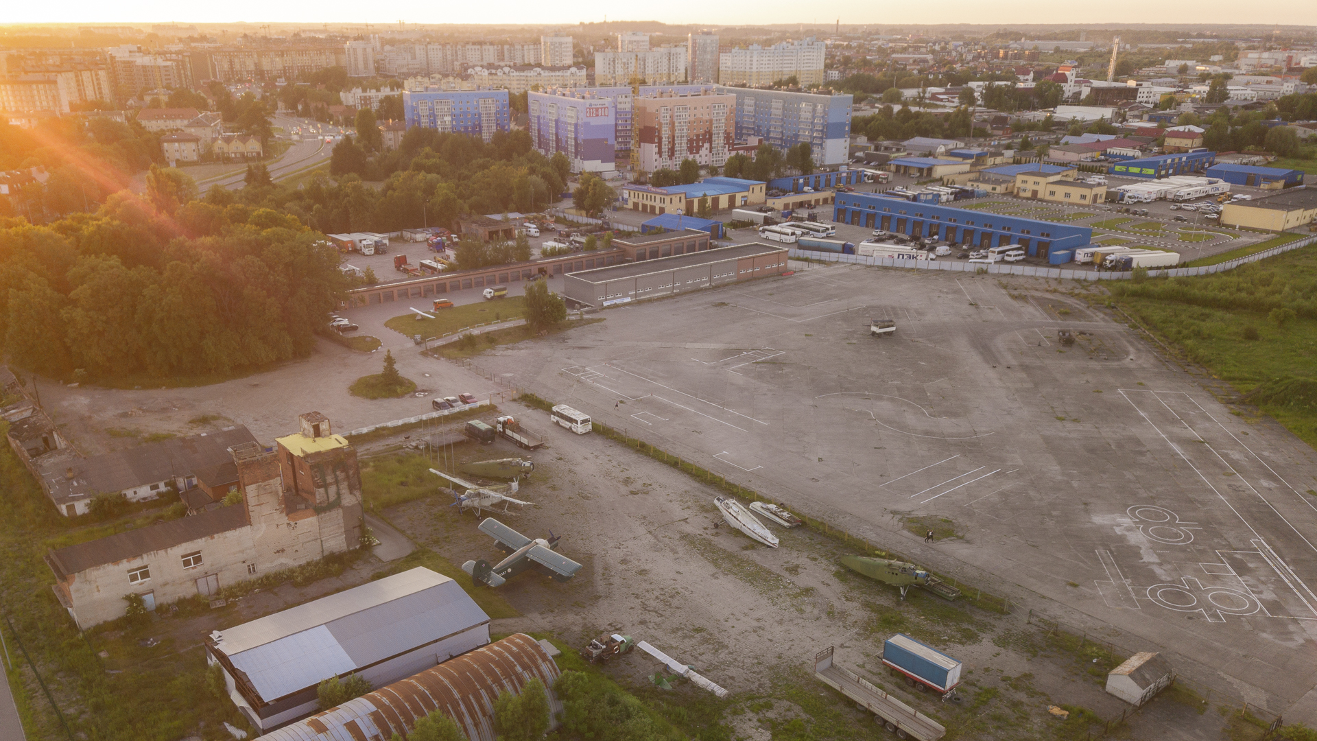 Аэродром Девау — показываю, что стало с первым пассажирским аэропортом в Европе (тоска и обломки самолётов)0