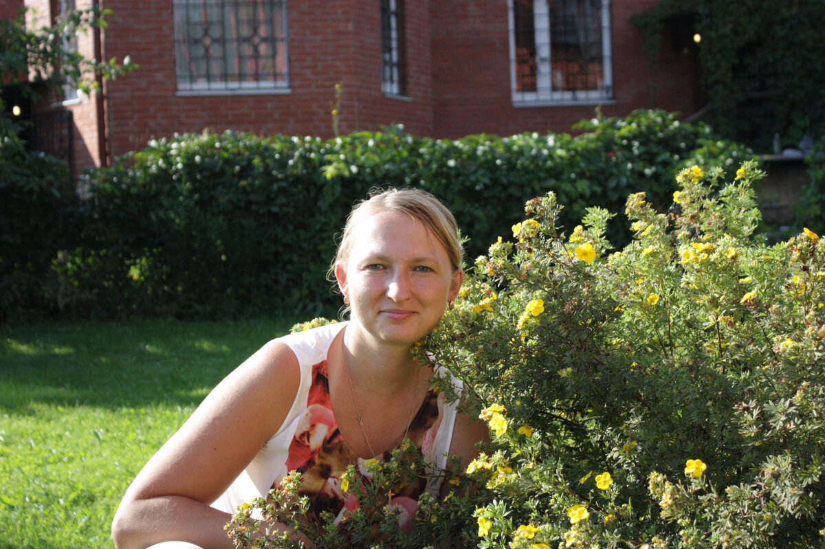 Решетки на окнах - еще одна дань эпохе 90-х. Почти сразу после завершения строительства, в дом влезли и вынесли из него всю технику. Видеодомофон, камера, решетки...