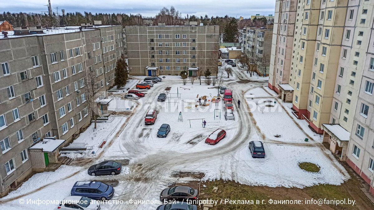 На фото: разбитый двор домов №7, №11 и №13 по ул. Комсомольская в Фаниполе. Слева — дом №11, прямо — дом №13, справа — дом №7.