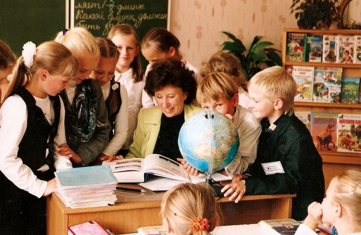 Дети в школе с учителем. Класс с учениками. Дети в классе. Учитель начальной школы. Как работать в начальных классах.