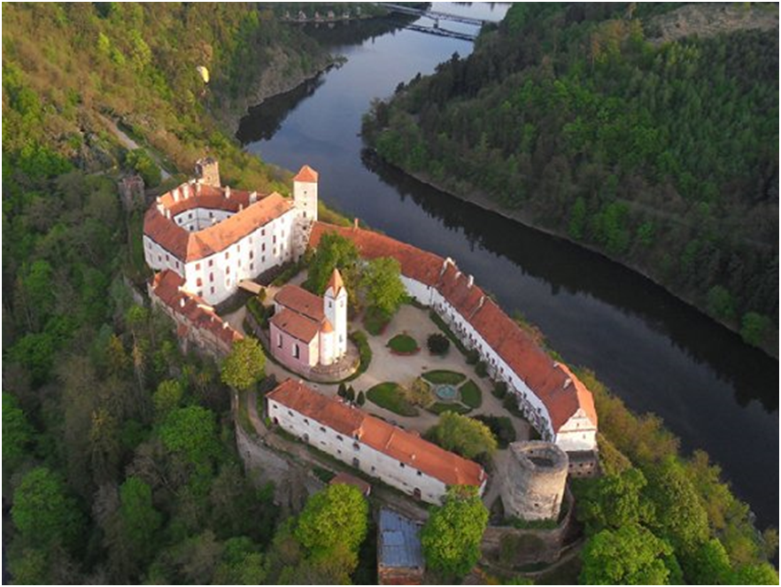 Замок Битов. Фото из открытых источников. 