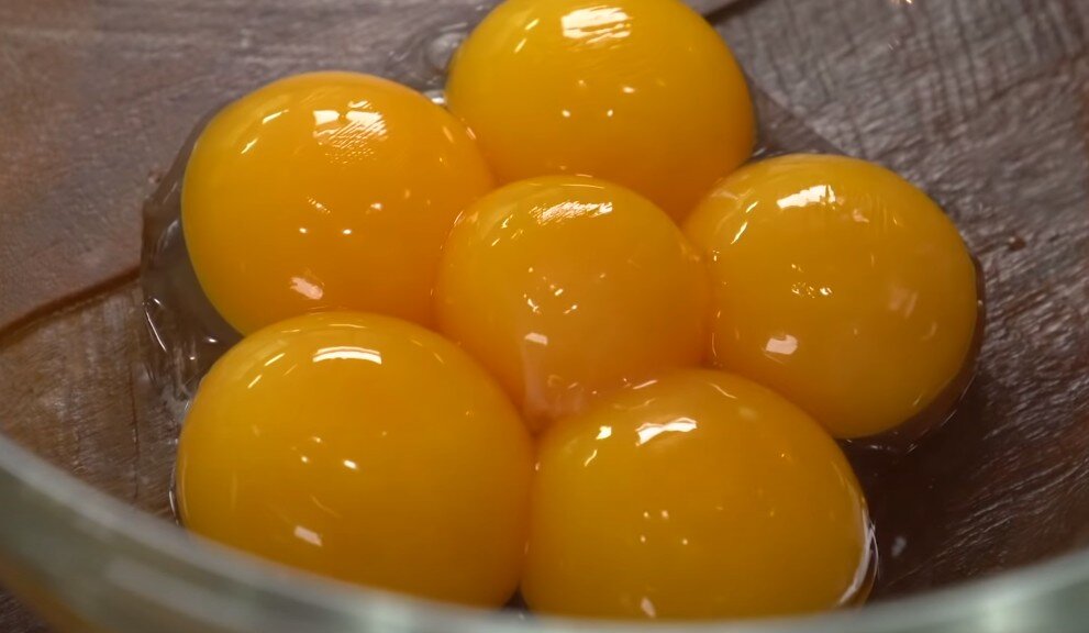                                  Ингредиенты:                                 Приготовление:  Берем 6 яиц и отделяем желтки от белков, затем белки отставляем в сторону, а в желтки добавляем соль,...-2