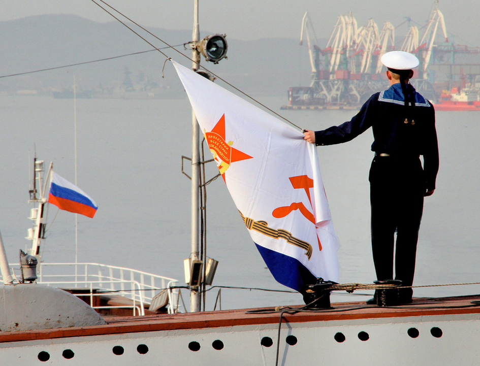 Флаг на подводной лодке. Флаг гюйс ВМФ России. Гюйс ВМФ РФ. Гюйс Андреевский. Флаг на корабле.