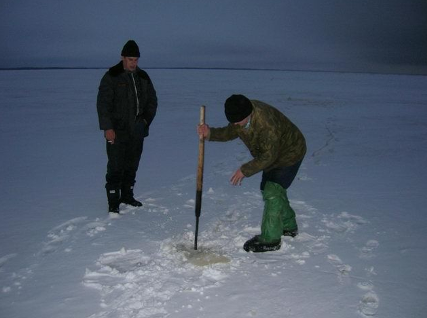 Рыбалка на крайнем севере. Пешня для зимней рыбалки. Пешня для льда. Якутская пешня. Пешня для проруби.