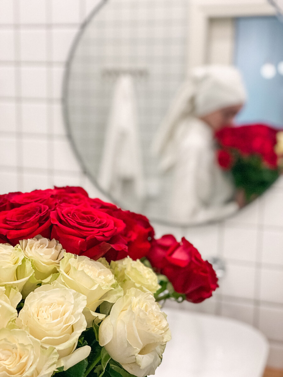 К чему дарят белые розы девушке согласно приметам?