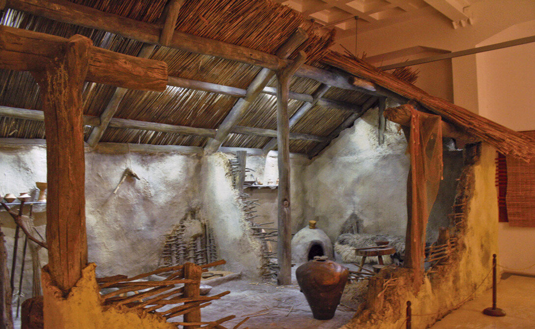 Внутри здания