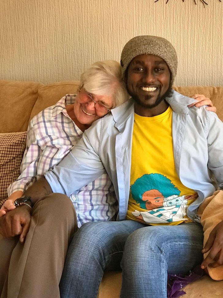 пожилые люди. куда положить бабушку. бабуля у окна. куда положить бабушку. подарок бабушке на новый год.