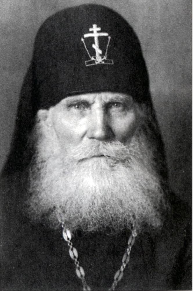 Преподобный Симеон (Желнин) (1869-1960). В детстве подражал Серафиму Саровскому, молился на камне в лесу. в 12-13 лет ежегодно ходил с родителями в Псково-Печерский монастырь молиться. Когда Василию (так его звали в миру) было 25 лет, его "благословил в монастырь " деревенский блаженный. Он "пришел к ним умирать", после просьбы Василия благословить, взял веревку, свернул ее жгутом и давай его бить и гнать из дома во двор, со двора - на улицу, гнал вдоль улицы за деревню. А потом вернулся, сел на лавку и умер. А Василия отпустили в Псково-Печерский монастырь