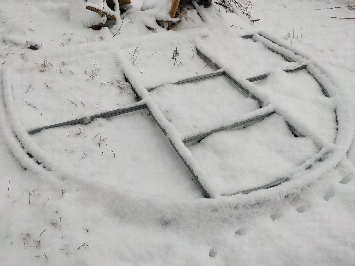 Теплица всё ещё ждёт... Фотография сделана автором канала