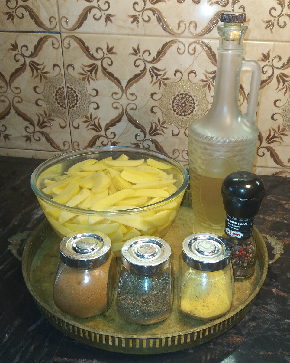 Замачиваем картофельные дольки..