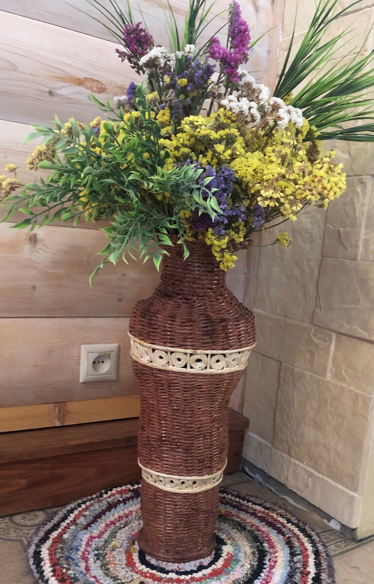 Работа Бессоновой К.Ф. Напольная ваза сделана из старых газет. Цветы- сухоцветы сама вырастила.