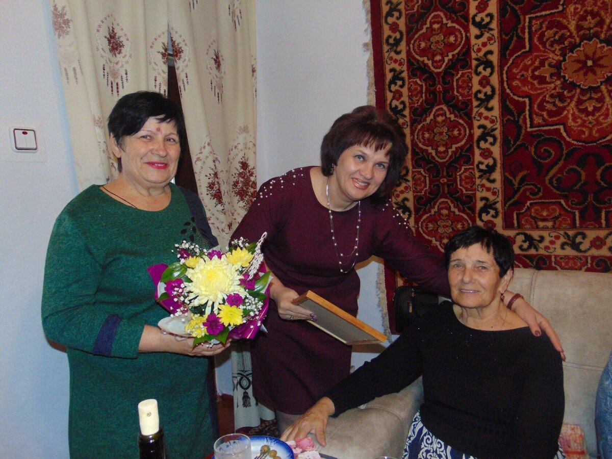 Заслуженный учитель Кубани, член союза журналистов России В. В. Ситникова и заместитель директора школы№15 ст. Роговской Л. А. Мирошник поздравляют коллегу с днём рождения. 