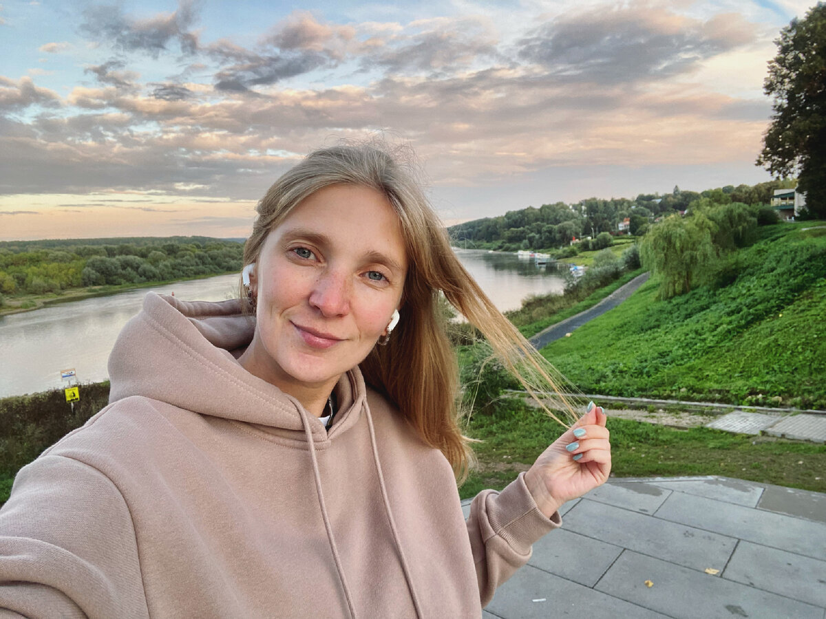 В наушниках удобно. 