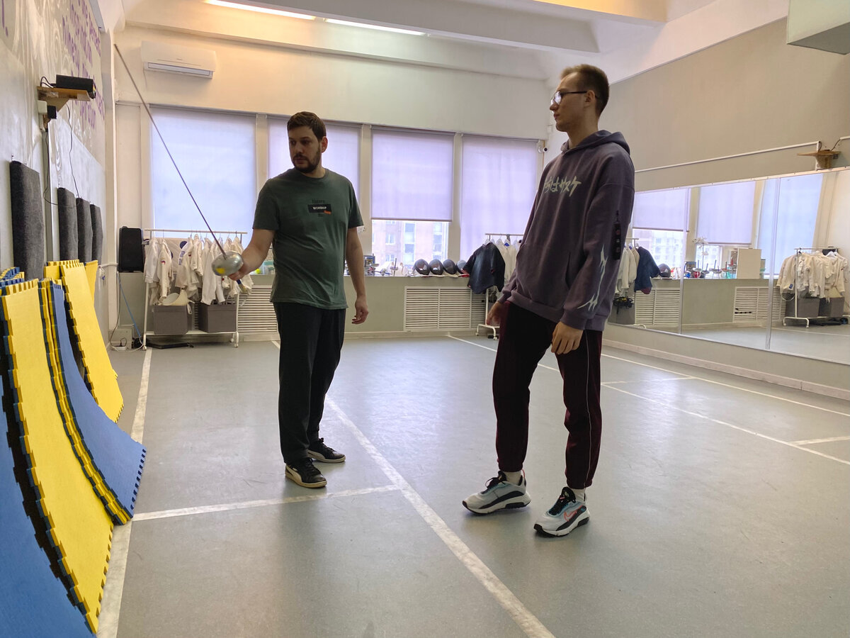 Только вокруг маски, шпаги, перчатки, вешалки с экипировкой и прочая атрибутика.