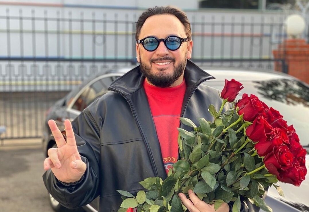 Российский эстрадный певец, автор песен, актёр и продюсер, заслуженный артист Российской Федерации. Многократный обладатель и лауреат премий «Шансон года», «Золотой граммофон» и фестиваля «Песня года». Родился: 27 апреля 1969 г. (52 года), Сочи, Краснодарский край, РСФСР, СССР
В браке с: Инна Михайлова (с 2011 г.), Инна Горб
Дети: Иванна Михайлова, Никита Витальевич Михайлов, Мария Михайлова, Дарья Михайлова
Родители: Владимир Михайлов, Людмила Михайлова
