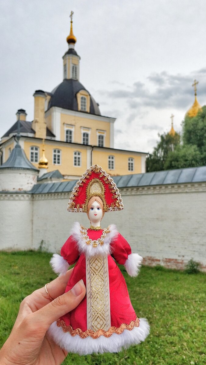 Подобную Василису Премудрую можно приобрести на ярмарке в Суздале. На заднем плане снимка храм в Переславле-Залесском.