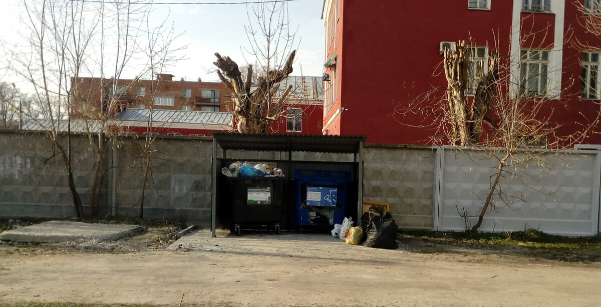 Внутридомовая площадка ТБО. Нет контейнеров раздельного сбора мусора.
