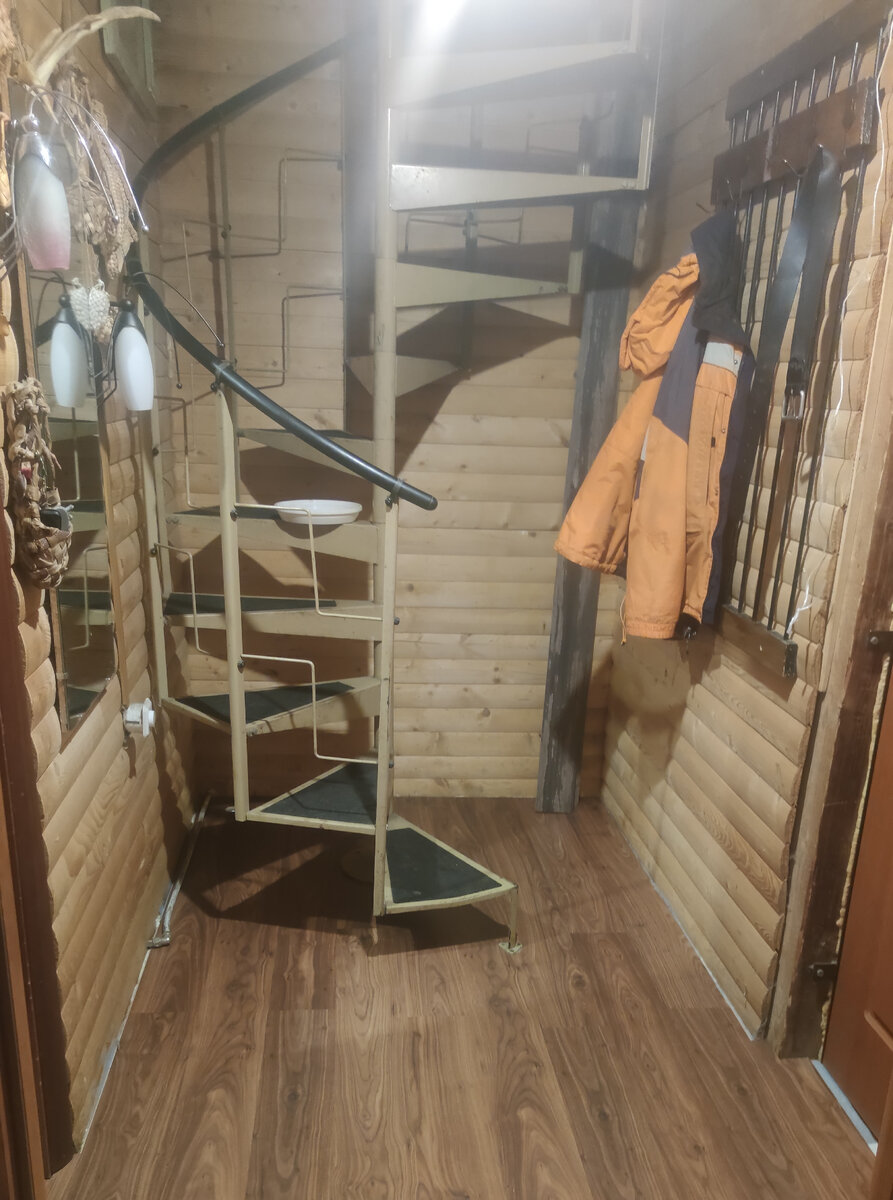 Это уже без курток. Они кучей висели справа, а слева стоял стол.