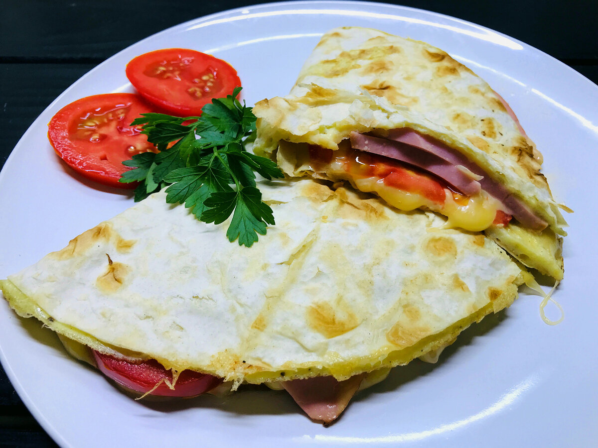 Закуска из лаваша с колбасой, яйцом и плавленым сырком