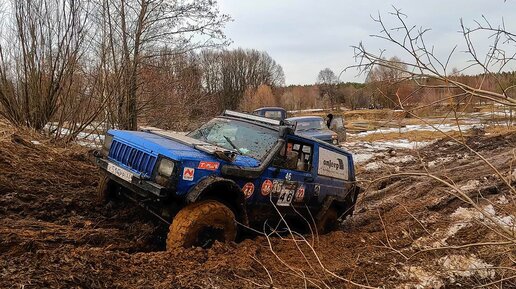 МУЖИК на столько упертый что пытается под ним трава почти загорелась, а JEEP терпит