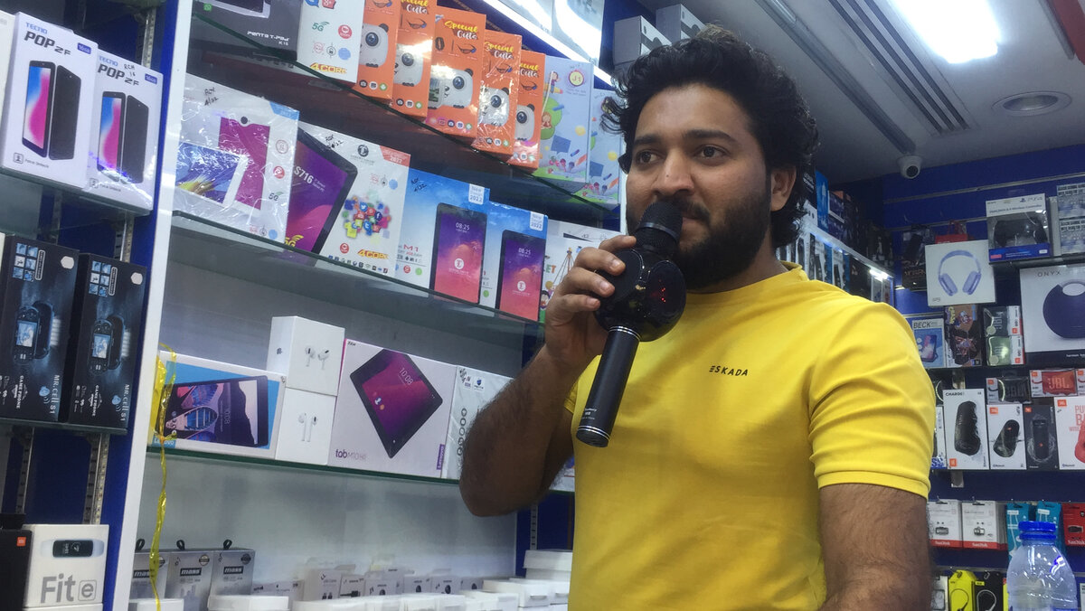 Продавец айфонов в Дубае тоже из Индии