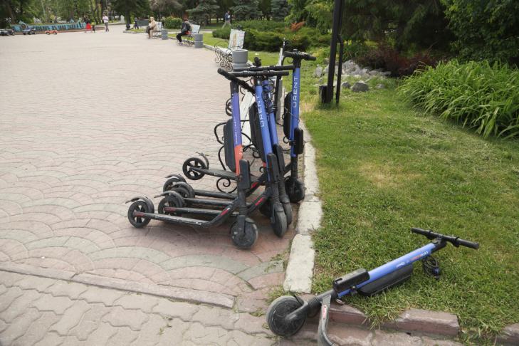    Самокаты ачасмтую бросают где попало и создают неудобства прохожим. Фото из архива VN.ru