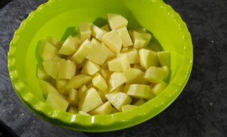Картофель нарезаем кубиками, как на суп.