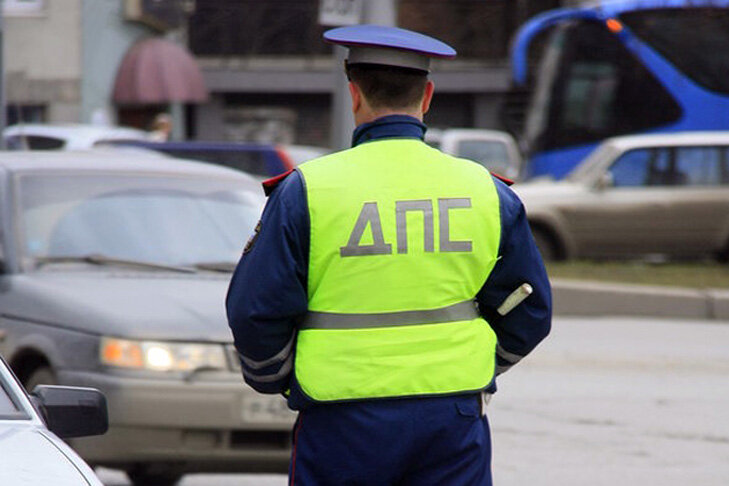    Личность виновника ДТП устанавливают сотрудники Госавтоинспекции Новосибирска. Фото из архива VN.ru