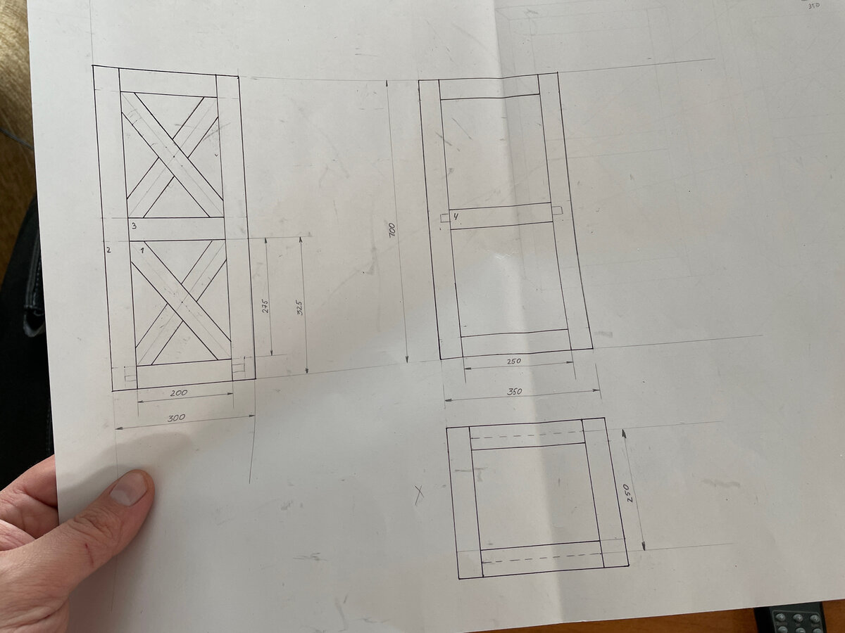 Всего пять основных деталей: две боковушки с крестиками, три полочки.