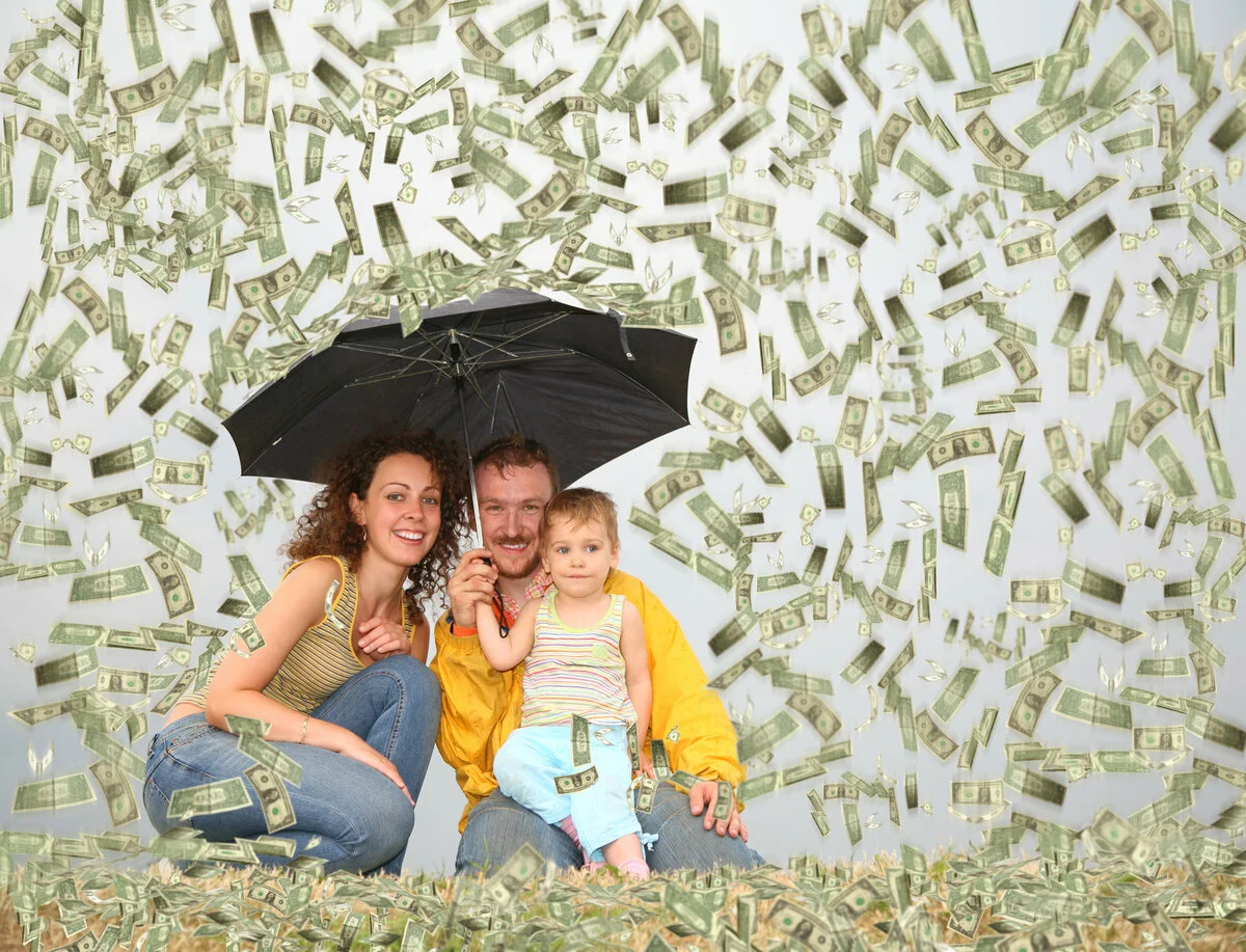 Деньги дают счастье. Денежный дождь. Счастливая семья с деньгами. Достаток в семье. Богатая семья.