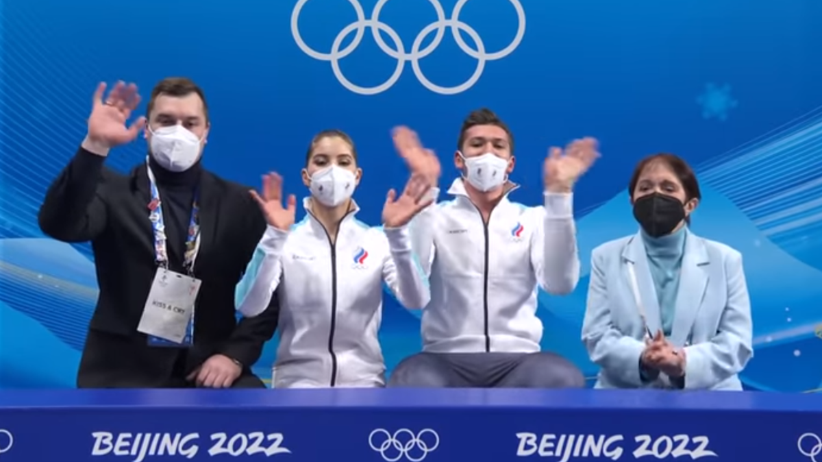 Анастасия Мишина, Александр Галлямов, Тамара Москвина. В ожидании оценок после произвольной программы на Олимпиаде в Пекине. Источник фото: официальный сайт Первого канала.