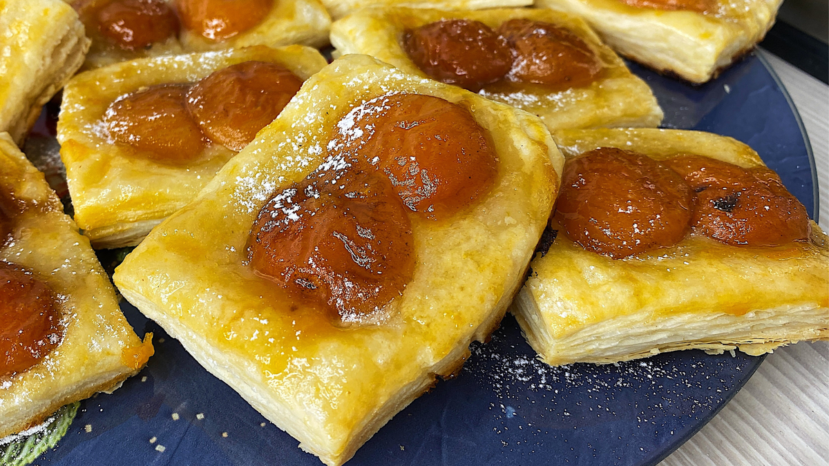 Готовлю быстрые пирожные с марципаном и абрикосами - рецепт слоек к чаю