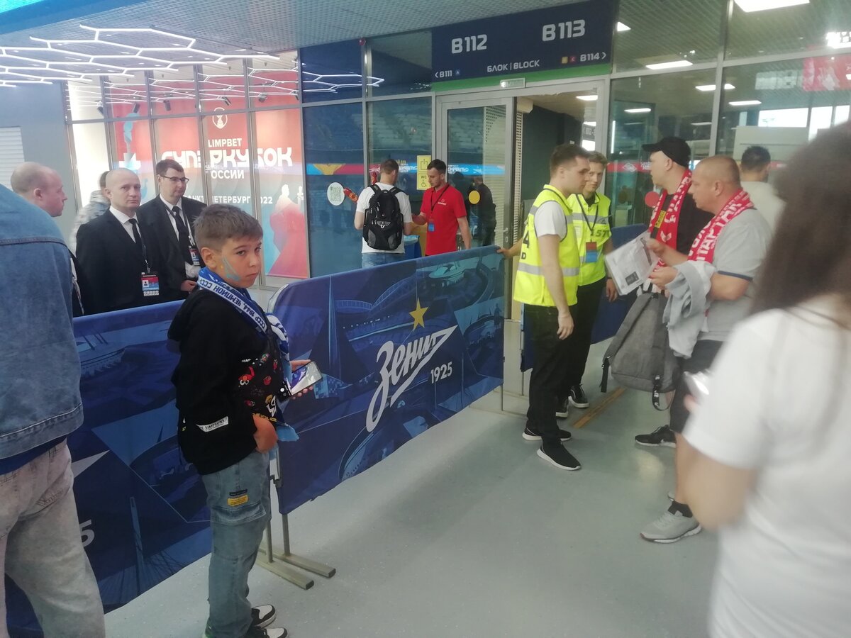 Болельщики Спартака могли пройти на свою гостевую трибуну В первого яруса , только предъявив билет