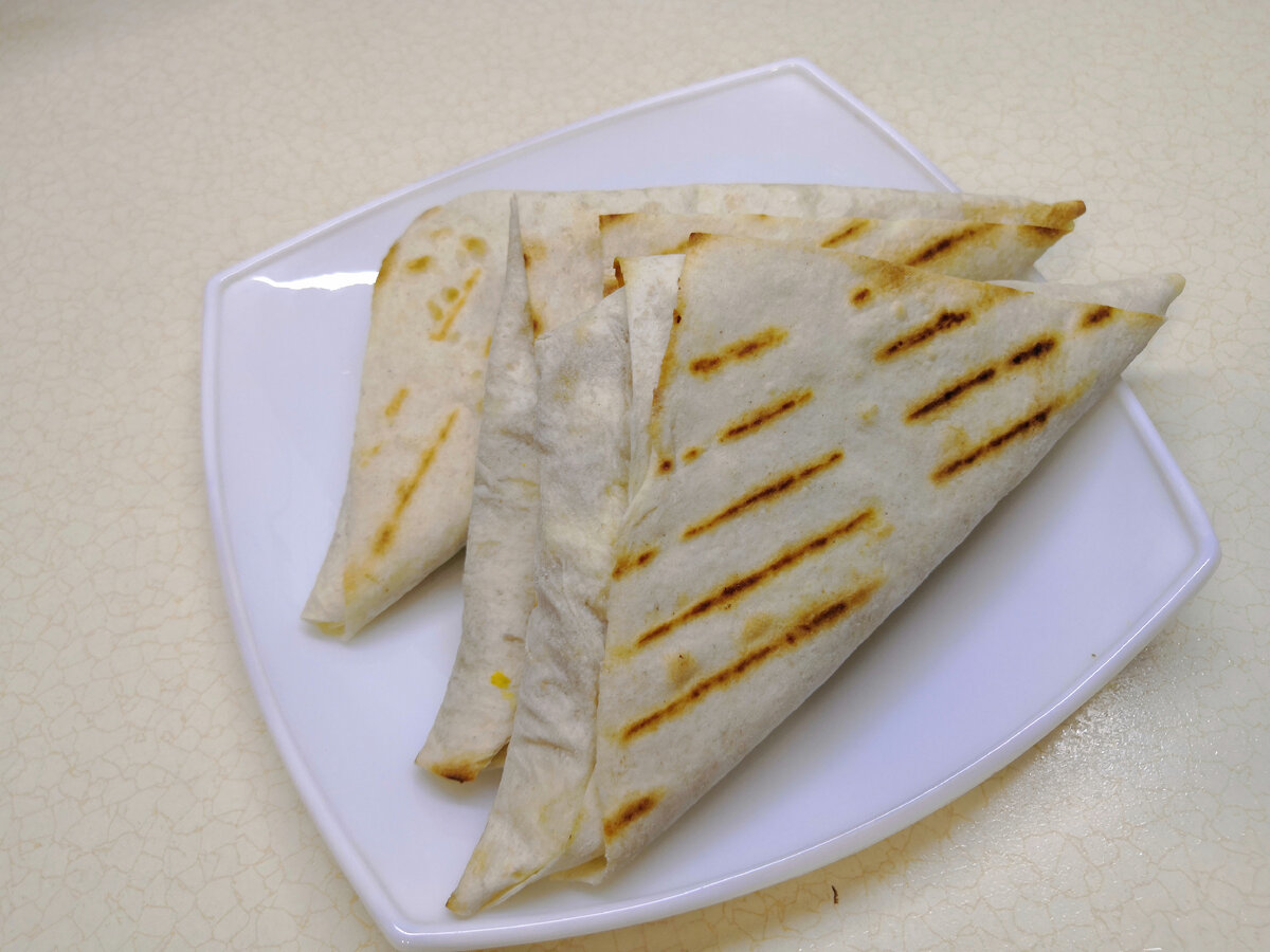 конвертики из лаваша с сыром. треугольники из тортильи с начинкой. закуска конвертики из лаваша. конвертики с тунцом. конвертики из лаваша с сыром.