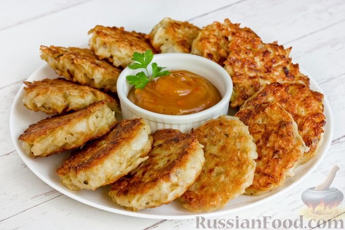 капуста белокочанная, лук репчатый, чеснок, яйца, мука, базилик, соль, перец чёрный молотый, перец красный молотый, масло подсолнечное