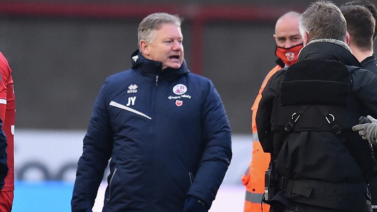    Главный тренер "Кроули Таун" Джон Йемс (по центру)© AFP 2022 / GLYN KIRK