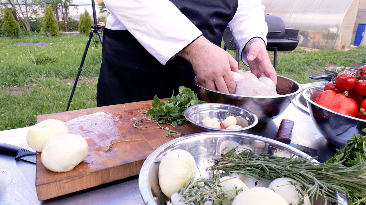 Медовая курица по-гречески, полный рецепт. Готовим на Везувии с Глебом  Астафьевым | Везувий – печи, дымоходы, чугунное литье | Дзен