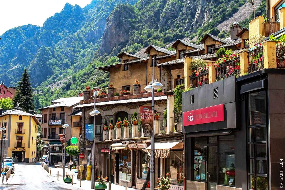 Столица государства - Андорра-ла-Велья.