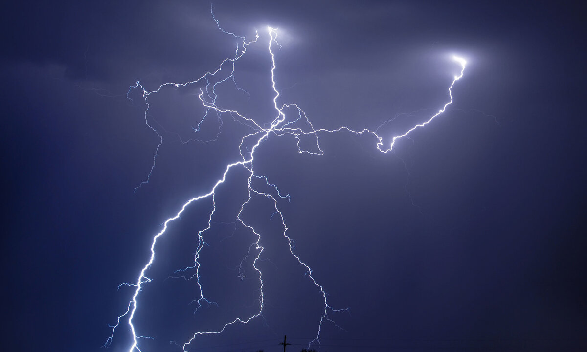 Интересный факт: молнии бывают не только на Земле, но и на других планетах – Уране, Венере, Сатурне, Юпитере и других.