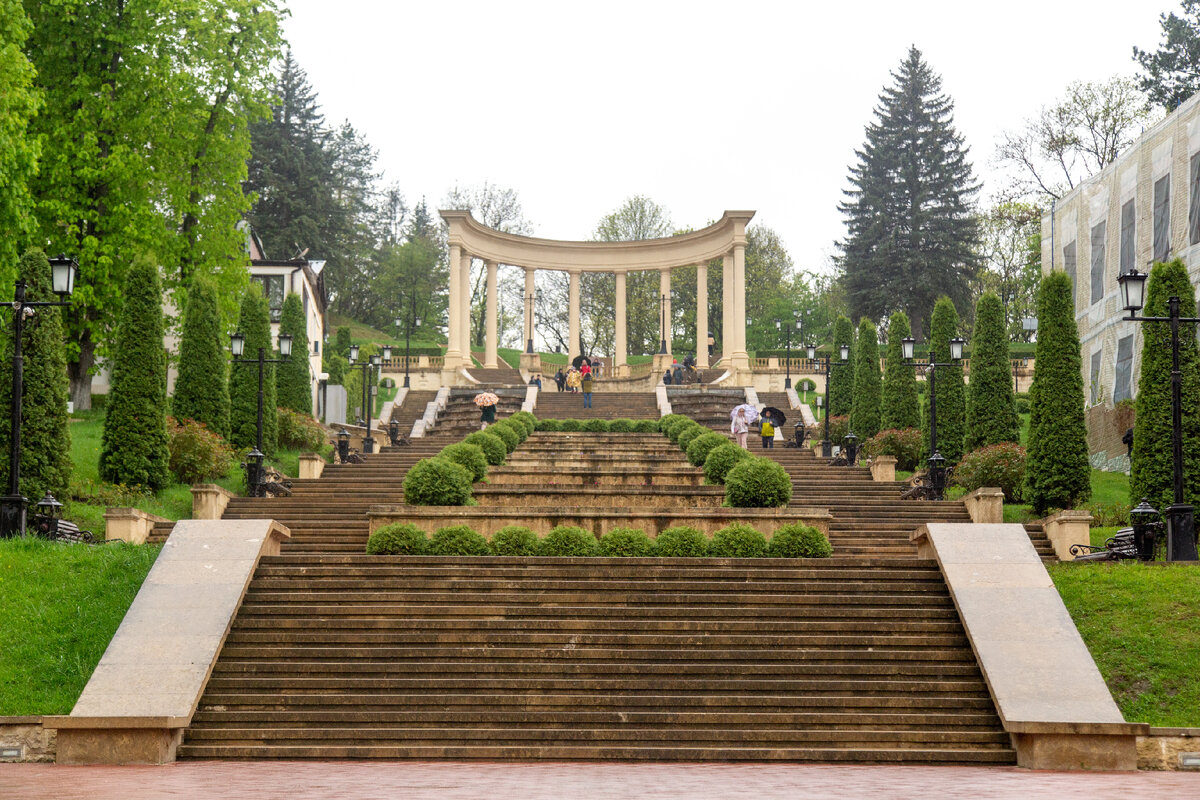 Именно таким остается Кисловодск в памяти — зеленым и ностальгическим 